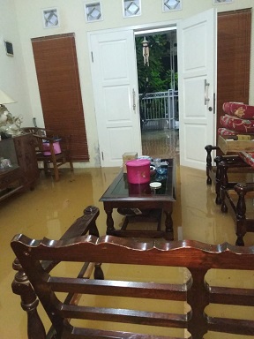 Rumah seorang Warga Kinayungan yg kebanjiran--